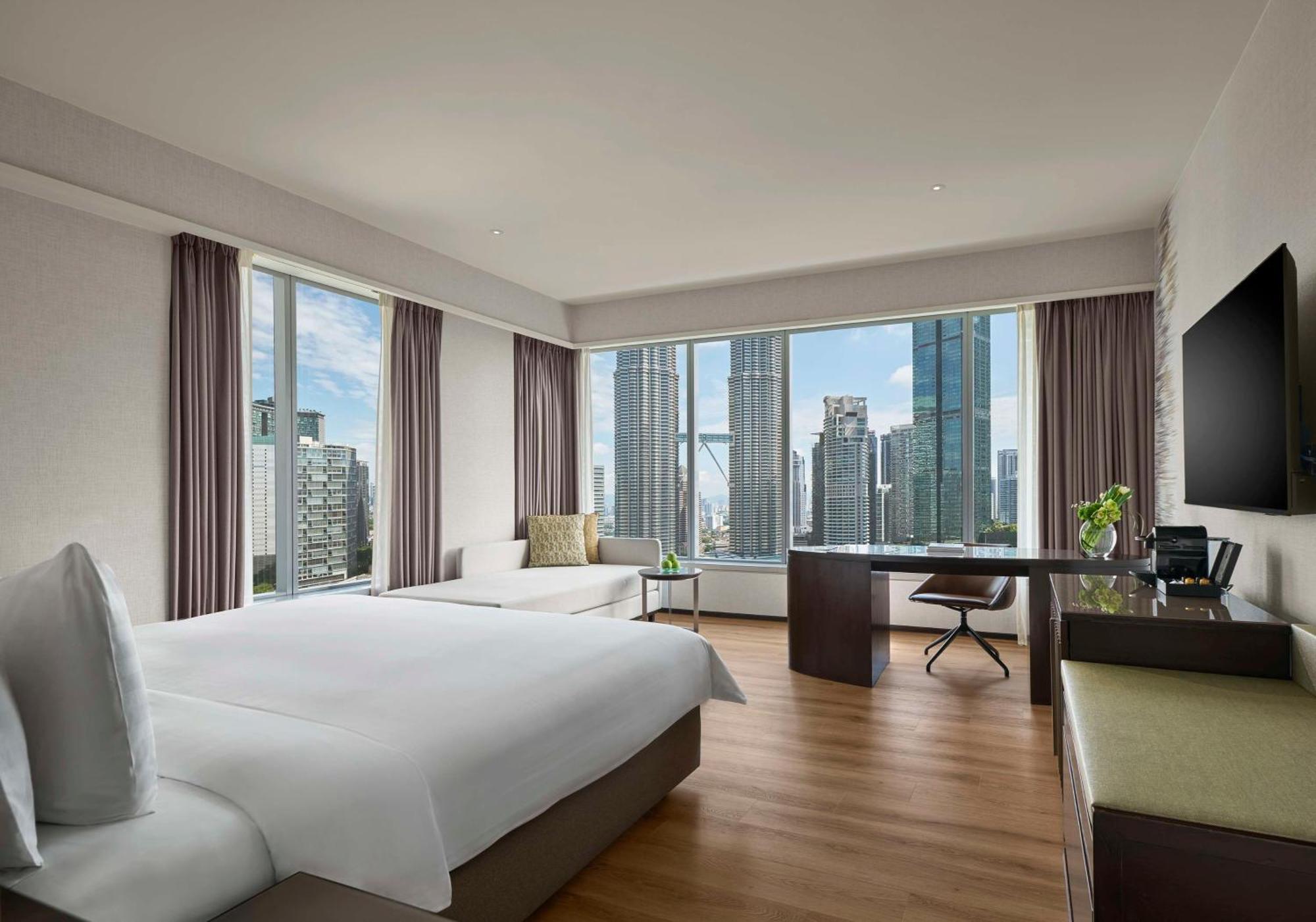 Traders Hotel, Hotel 5*